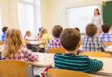 Правителството предлага забрана на политическа и партийна дейност в училище