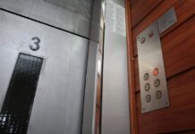 Обраха в асансьор възрастна жена