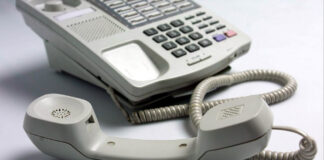 Задържаха двама участници в телефонна измама