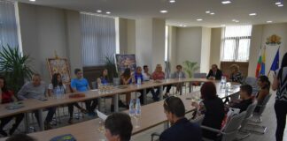 Кметът на община Асеновград Емил Караиванов се срещна със зрелостници от випуск 2018, останали без родители