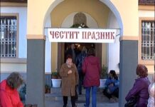 Почитаме Свети Димитър, стотици асеновградчани в църквите днес