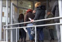 Опашка от чакащи пред дирекция „Социално подпомагане” – Асеновград в края на годината