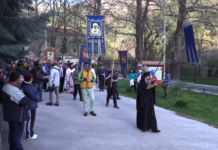 Стотици вярващи се включиха на Светли понеделник в традиционното литийно шествие от Бачковския манастир до местността Клувията