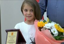 Наградиха с плакет и подаръци талантливата Ели Василева за популяризирането на Асеновград