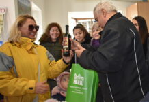 НПК Асенова крепост посрещна посетител №100 000 за 2019 г., tова е служителят на РДГП-Бургас Дияна Стратиева.