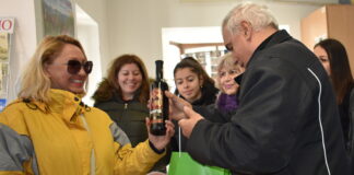 НПК Асенова крепост посрещна посетител №100 000 за 2019 г., tова е служителят на РДГП-Бургас Дияна Стратиева.