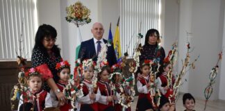 Сурвакари от ДГ „Асенова крепост“ гостуваха днес в Община Асеновград