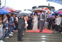 Много дъжд и много красиви абитуриенти в Асеновград