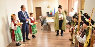 Скъпи гости коледари поздравиха днес кмета на Асеновград