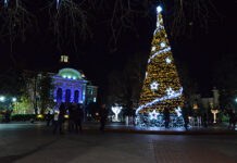 Украсяват Пловдив за предстоящите коледно-новогодишни празници