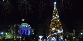 Украсяват Пловдив за предстоящите коледно-новогодишни празници