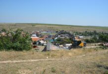 Продължава събарянето на незаконни постройки в ромската махала