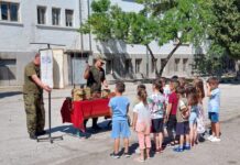 Множество деца посетиха днес военното поделение в Асеновград