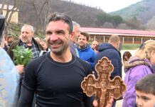 Христо Пецанов от Асеновград хвана богоявленския кръст в с. Бачково Христо Пецанов