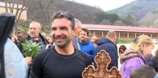 Христо Пецанов от Асеновград хвана богоявленския кръст в с. Бачково Христо Пецанов