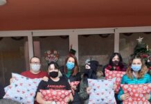 Ученици дариха изработени от тях коледни покривки и възглавници