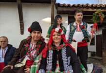 Асеновградчани вдигнаха родопска сватба