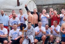 Близо 50 мъже се включиха в ритуала по улавянето на кръста в р. Чая