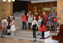 „Рождественска хармония“ звуча в библиотеката