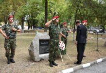 Венци и цветя пред паметната плоча на Пере Тошев, концерт на площада в деня на Съединението