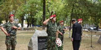 Венци и цветя пред паметната плоча на Пере Тошев, концерт на площада в деня на Съединението