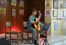 Стоян Павлов показа майсторство на китара в Градската библиотека