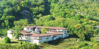 В неделя в епархийския манастир „Св.св. Кирик и Юлита” над асеновградския квартал Горни воден ще бъде осветен нов параклис