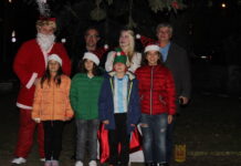 Ученици от ПГ „Цар Иван Асен II” запалиха коледни светлини в градския парк