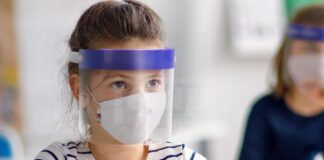 Учениците в 15 области на страната продължават с онлайн обучението