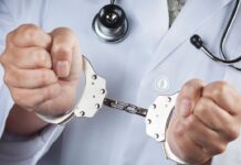 Арестуваха двама практикуващи лекари