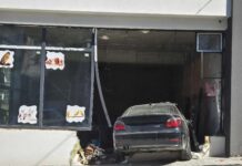 Автомобил, управляван от млада жена, влетя в магазин в Асеновград