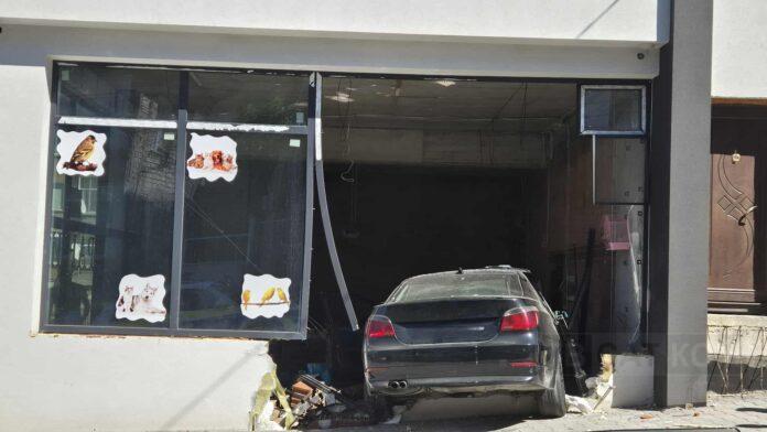 Автомобил се вряза в магазин в Асеновград