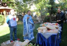 Раздават благотворително хляб в църквата „Свети Николай Чудотворец”