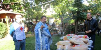 Доброволци раздаваха хляб благотворително в храм „Свети Николай“