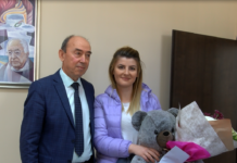 Връчиха подаръци и финансова подкрепа на първото бебе за 2023г.
