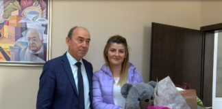 Връчиха подаръци и финансова подкрепа на първото бебе за 2023г.