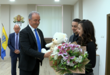 Наградиха първото бебе на Община Асеновград