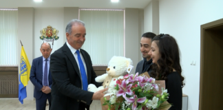 Наградиха първото бебе на Община Асеновград