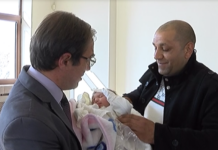 Кметът на Асеновград ориса първото бебе за 2017 г.