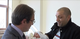 Кметът на Асеновград ориса първото бебе за 2017 г.