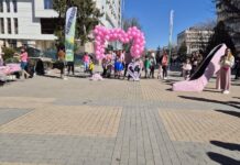 Десетки участници бягаха на токчета в Асеновград в подкрепа на борбата с рака на гърдата