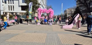 Десетки участници бягаха на токчета в Асеновград в подкрепа на борбата с рака на гърдата