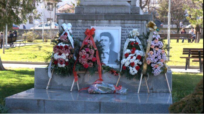 Цветя и Венци пред паметника в Куклен