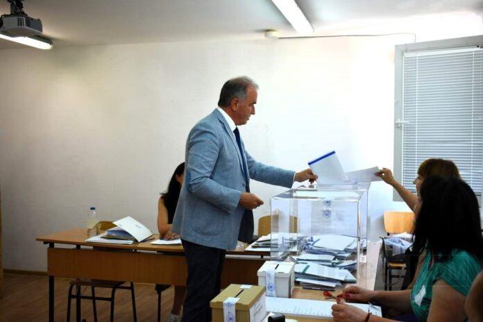 Д-р. Христо Грудев гласува1