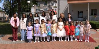 10 празнични тоалета дари ПГ „Св. Патриарх Евтимий“ на ДГ „Пролет“