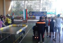 Проведе се детски турнир по крикет на маса за деца със специални нужди