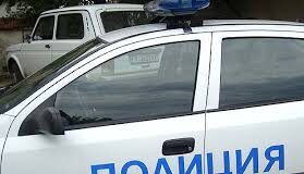 Задържаха братя, заплашили със саморазправа съседно семейство