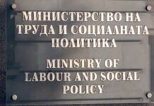 Пращат социалните по домове, училища и болници