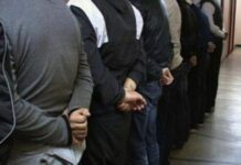 Полицейски служител е бил задържан заедно с група нелегални мигранти