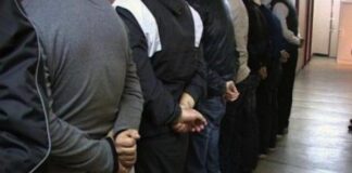 Полицейски служител е бил задържан заедно с група нелегални мигранти